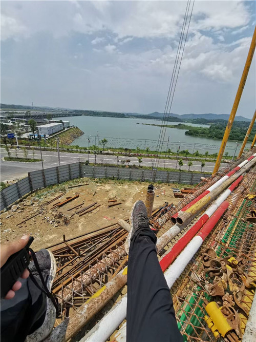 新龙县作业中发生设备损坏或人员意外，责任怎么划分？