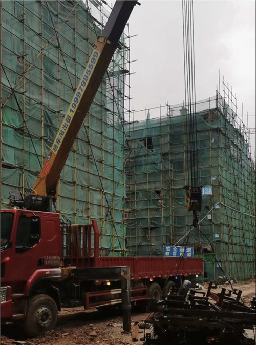 新龙县“慢工细活”—— 吊车的 “微动控制” 技术