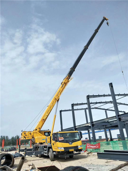 新龙县超高层建筑钢结构吊装案例